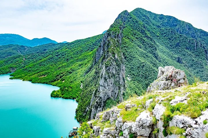 Ein Blick auf den Berg Gamti, der neben dem türkisfarbenen Bovilla-See steil aufragt.